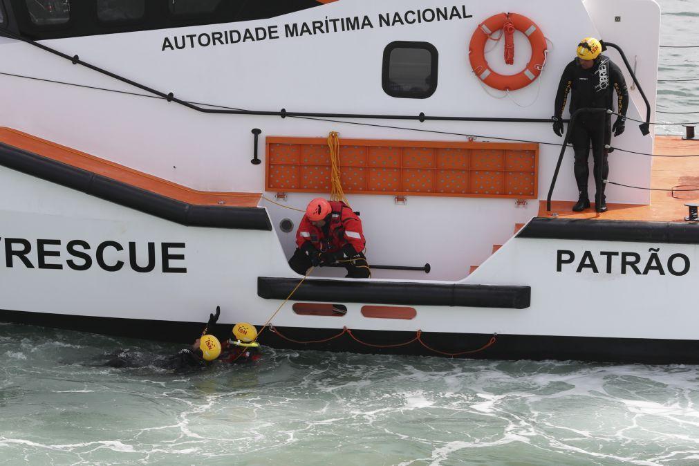 Seis Pescadores Que Seguiam Em Barco Motor Avariado Resgatados Na