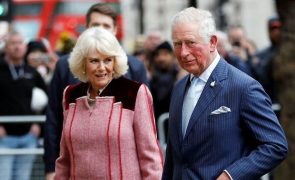 Príncipe Carlos e Camilla - “Encantados” e “emocionados” por conhecerem Lilibet Diana pela primeira vez