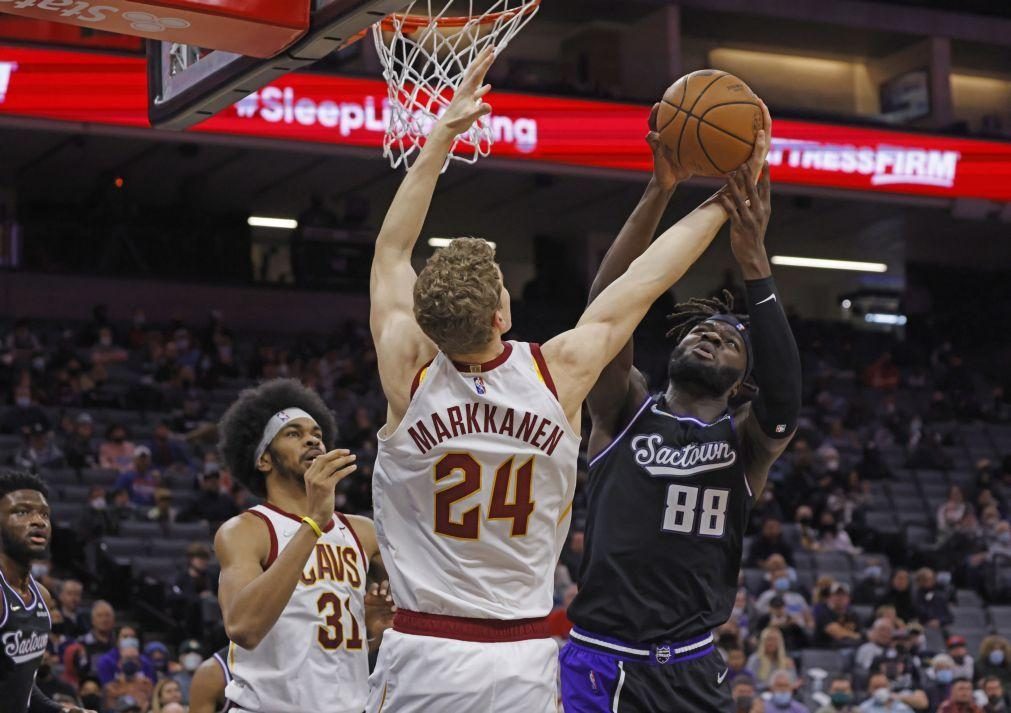 Neemias Queta renova contrato com Sacramento Kings