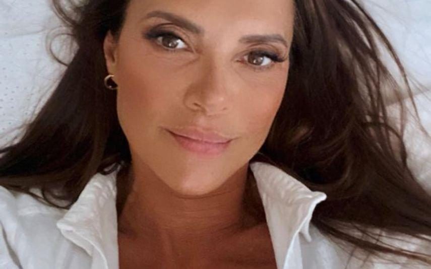 Iva Domingues exibe silhueta invejável em biquíni aos 45 anos: 