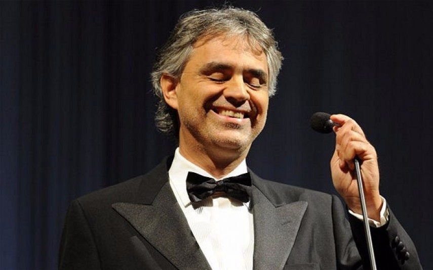 Andrea Bocelli sofre queda aparatosa e é salvo pela mulher