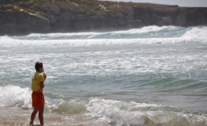 Mulher retirada do mar e transportada em estado grave para o hospital no Algarve