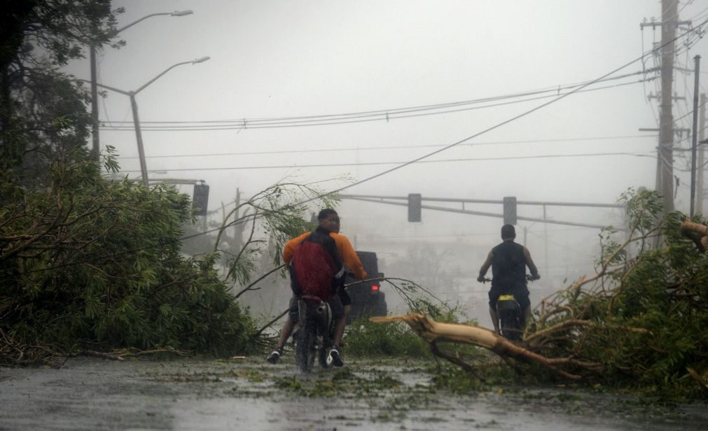 Devastado pelo furação Maria, Porto Rico aguarda inundações potencialmente catastróficas