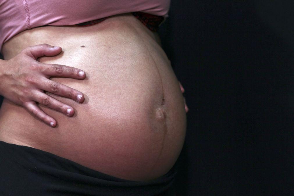 Erro no parto destrói vida de grávida: rejeita bebé, divorcia-se e fica incontinente
