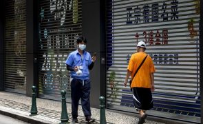 Macau reabre bancos, mas em horário reduzido, após surto de covid-19