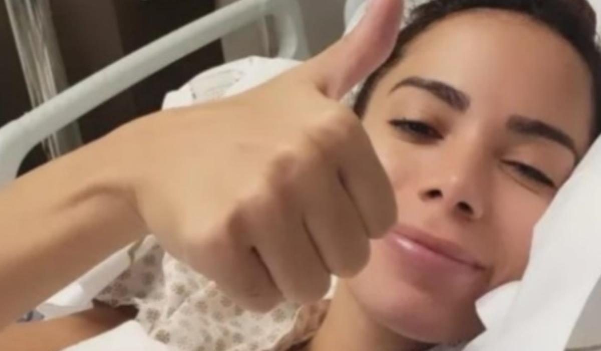 Anitta sai do hospital após cirurgia e deixa recado: “Não tenham vergonha”