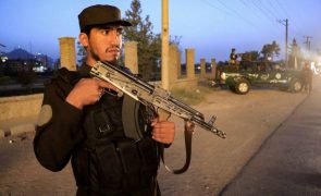 Número de feridos em explosão de granada num jogo de críquete no Afeganistão sobe para 13