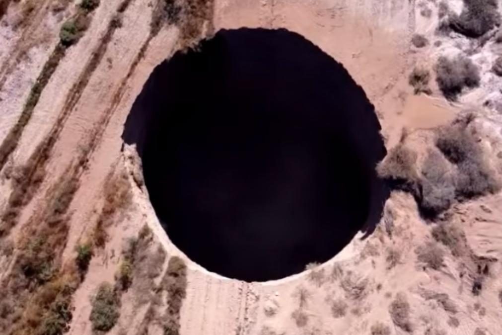Buraco misterioso e gigante aparece no Atacama e assusta população