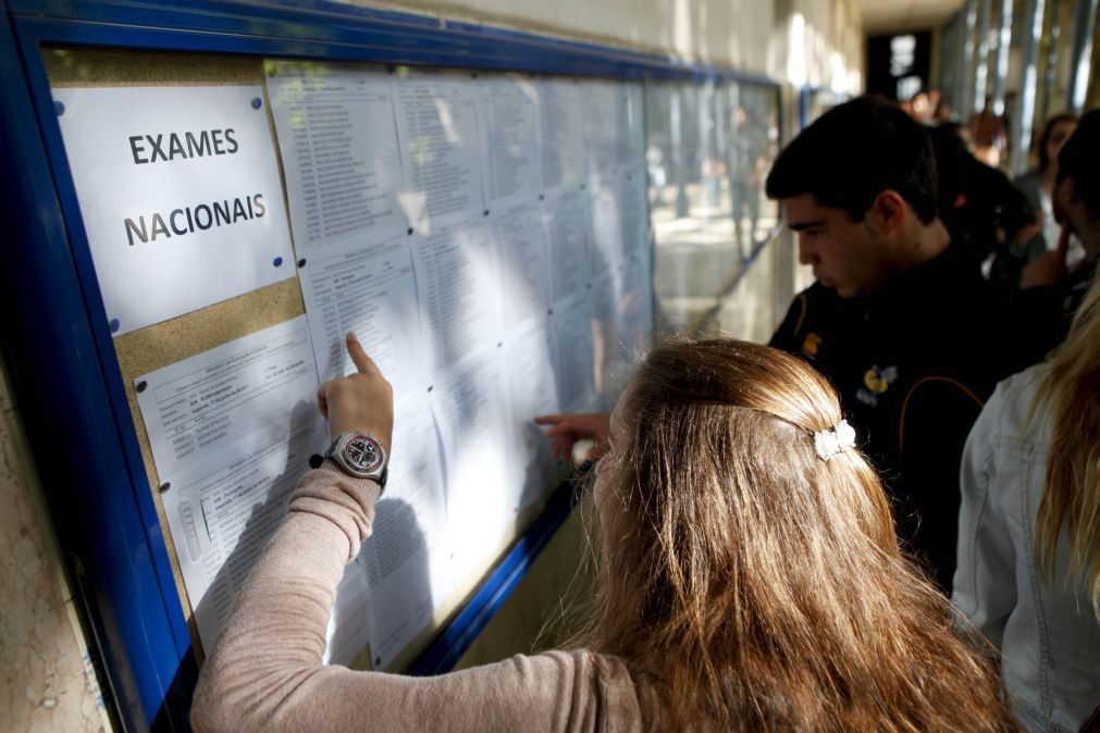 Notas da 2.º fase dos exames melhoram mas Matemáticas descem e ficam com média negativa