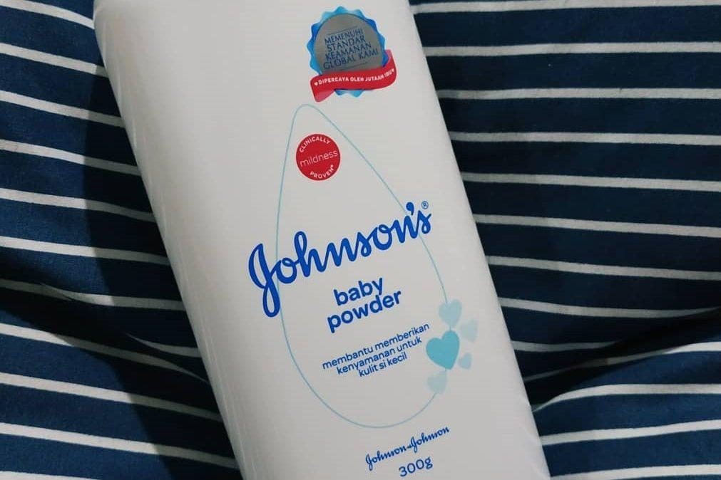 Johnson & Johnson suspende venda de pó de talco para bebés