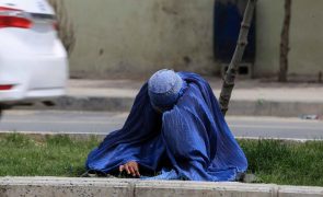 Afeganistão: UE lamenta direitos violados um ano após tomada de poder pelos talibãs