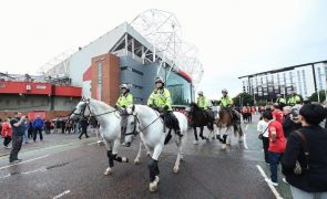 Centenas de adeptos do Manchester United protestam contra donos do clube