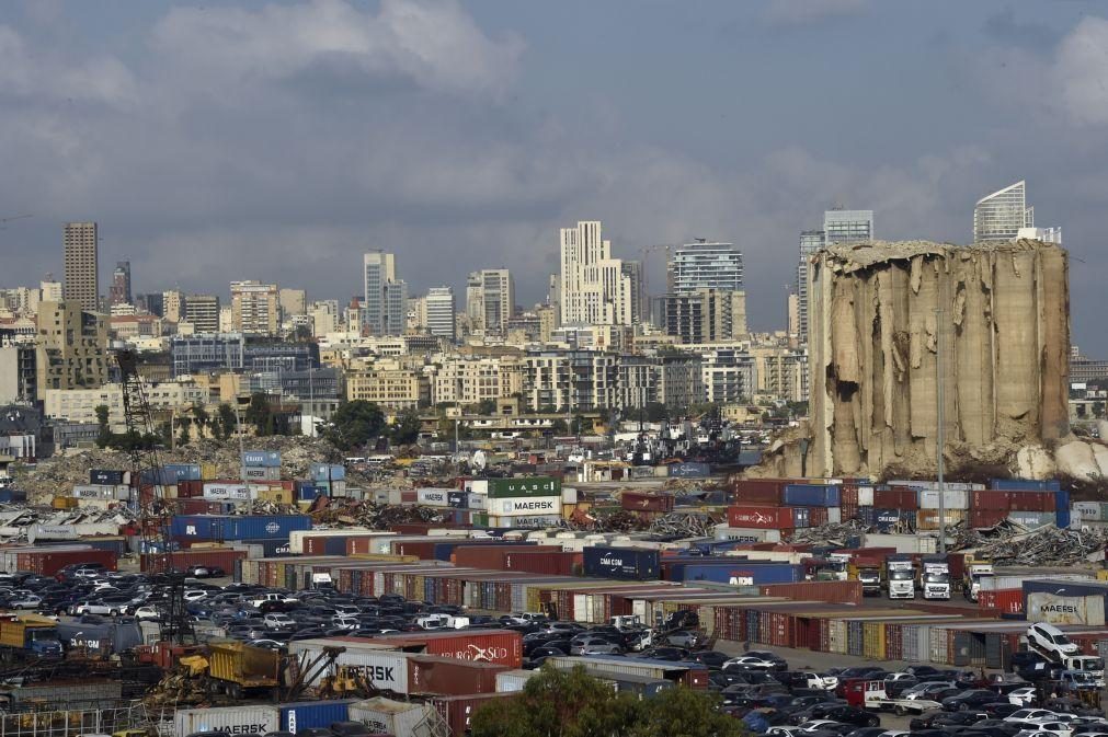 Desmorona-se parte norte dos silos de cereais do porto de Beirute, danificados na explosão de 2020