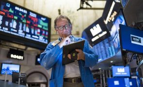 Wall Street fecha em alta enquanto espera pelas declarações do presidente do Fed