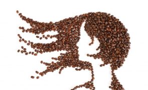 Misturar café no champô faz mal ao cabelo? Cientista responde