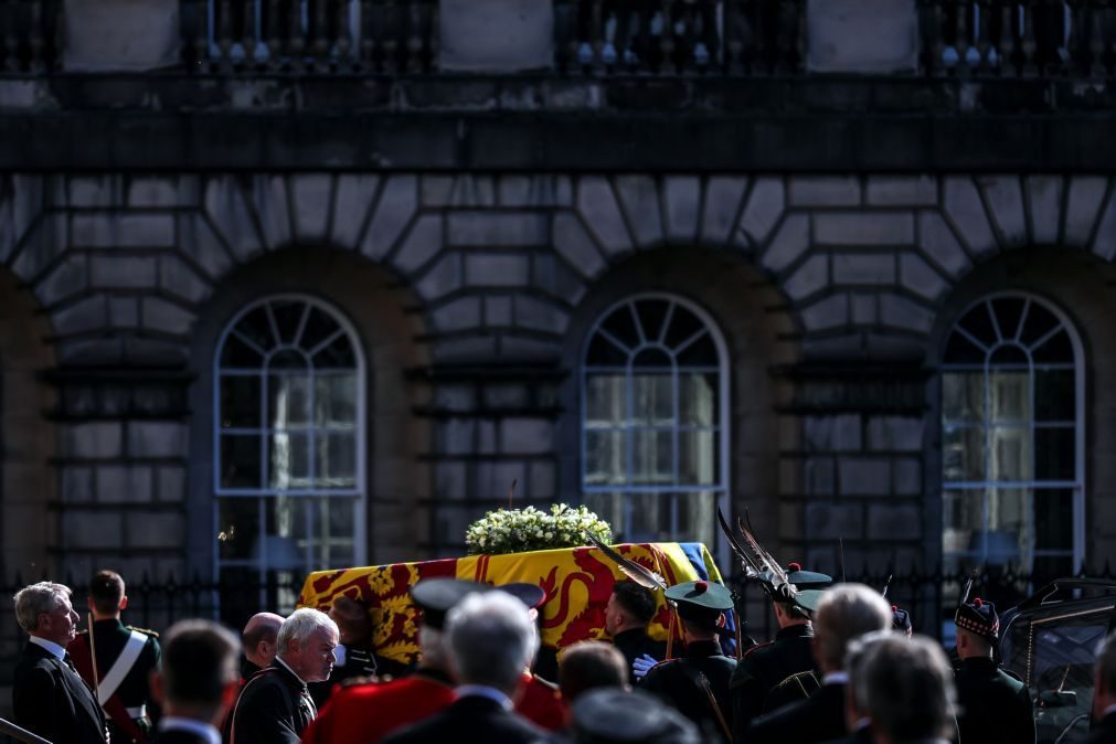 Caixão com o corpo da Rainha Isabel II chega hoje ao Palácio de Buckingham