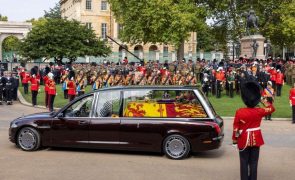 Rei Carlos III - Deixa cartão especial no caixão da mãe, Rainha Isabel II