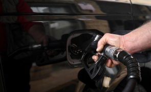 Gasolina vendida a 3,6 cêntimos acima da referência e gasóleo menos 3,3 cêntimos