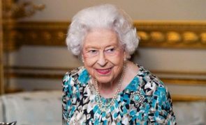Rainha Isabel II - Gaiteiro que despertou a monarca todas as manhãs, faz despedida emocionante