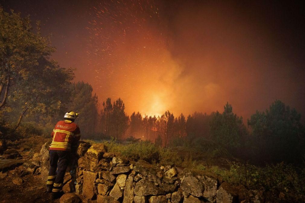 Bombeiro detido por suspeitas de crimes de fogo florestal em Gouveia