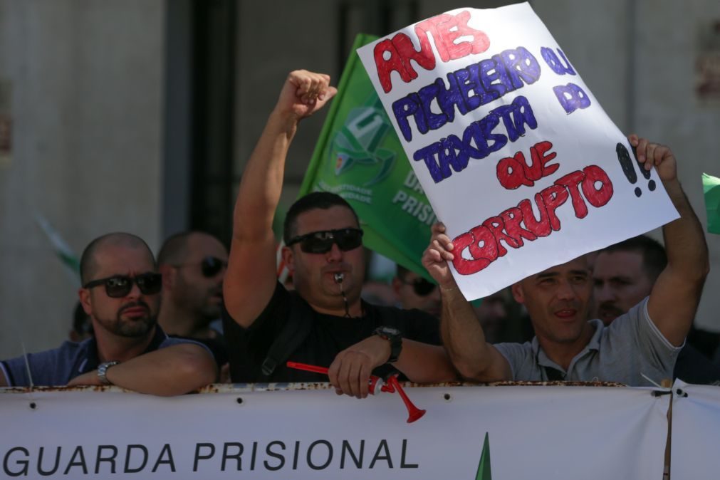 Dezenas de guardas prisionais protestam junto ao Estabelecimento Prisional de Lisboa