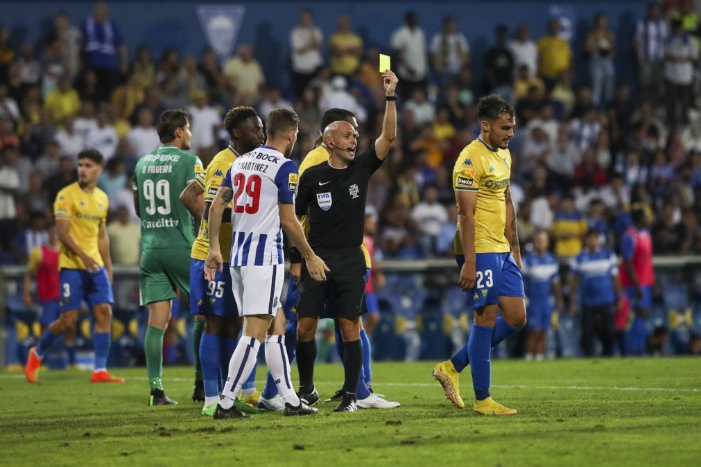 Três adeptos fora dos estádios por intolerância no Estoril Praia-FC Porto