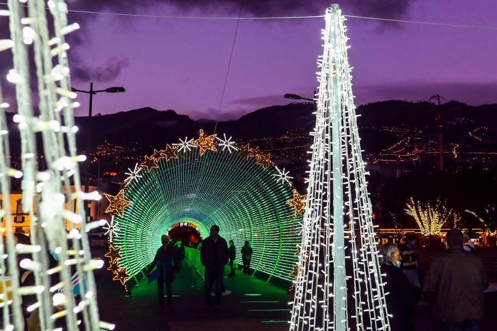 Governo limita iluminação no Natal e apela ao teletrabalho