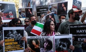 Pais de jovem morta sob custódia no Irão apresentam queixa contra a polícia