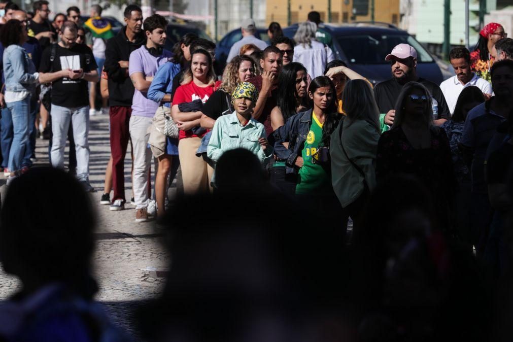 Brasileiros fazem fila para votar em Lisboa na abertura das urnas