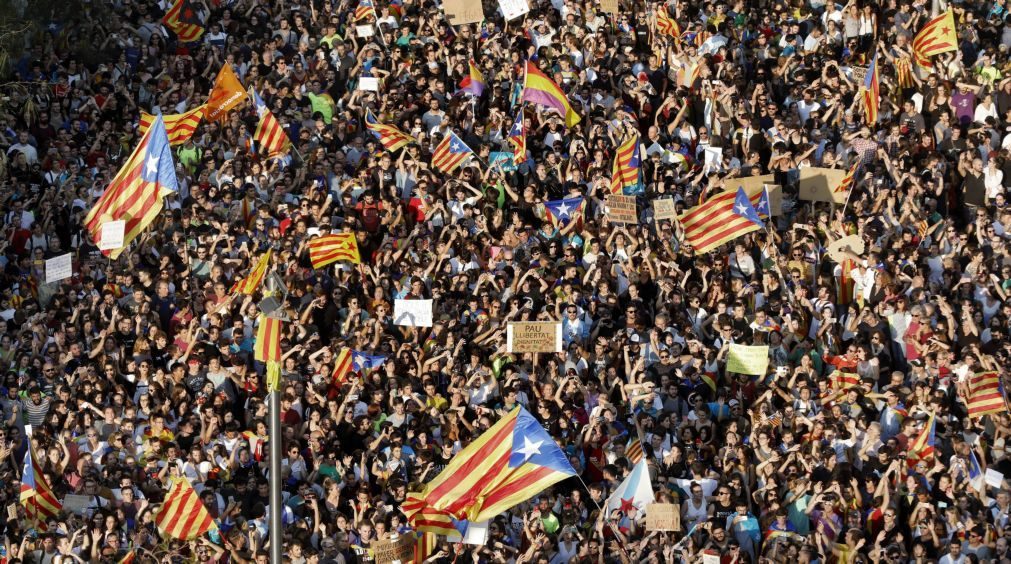 Catalães desiludidos com discurso do rei pedem para ser ouvidos
