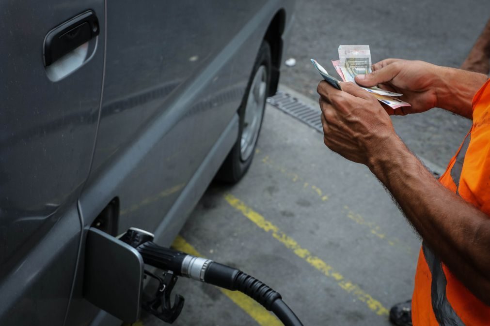 Gasóleo vendido 0,4 cêntimos acima da referência e gasolina em linha