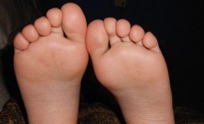Cinco remédios caseiros para acabar com o odor nos pés