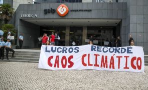 Clima: Ativistas bloqueiam entrada da Galp em protesto contra papel das petrolíferas na crise