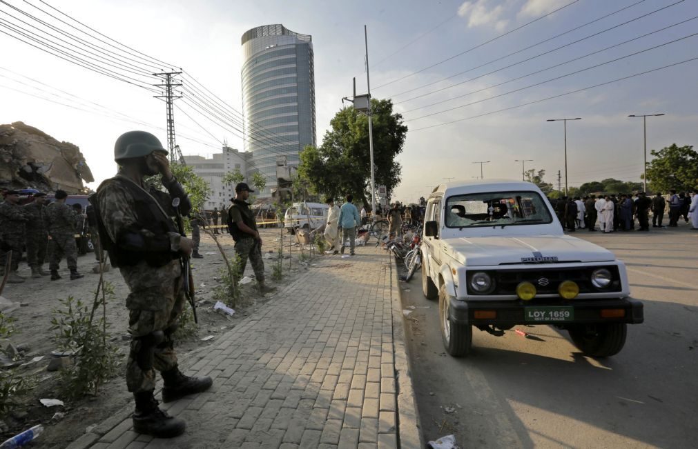 Homem faz-se explodir no Paquistão e causa 12 mortos e 30 feridos