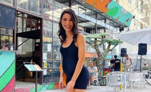 Carolina Carvalho de body e calções justos deixa ver barriguinha de grávida