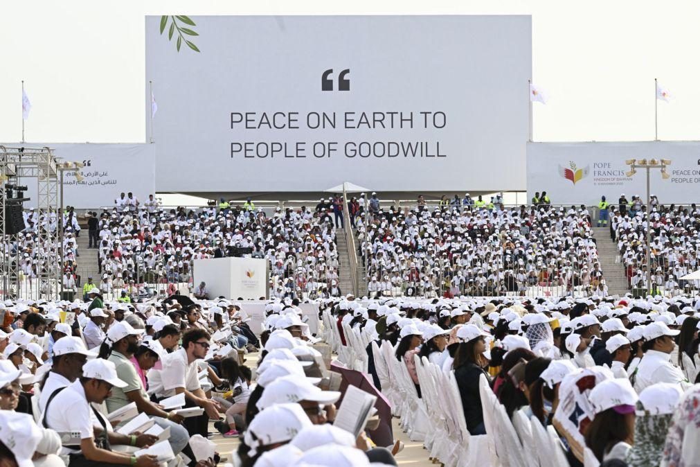 Cerca de 30.000 pessoas reuniram-se no estádio do Bahrein para ver o Papa