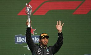 Piloto Lewis Hamilton recebe título de cidadão honorário do Brasil