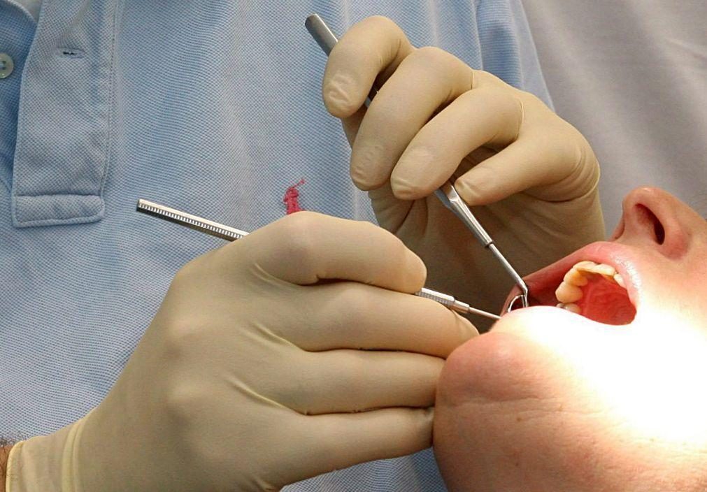 Metade dos portugueses não vai ao dentista porque não precisa e 30% não tem dinheiro