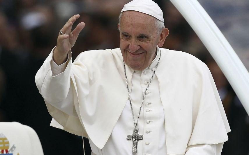 Papa Francisco deixa hospital e dá autógrafos