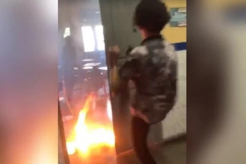 Aluno pega fogo a sala de aula repleta de colegas e professor [vídeo]