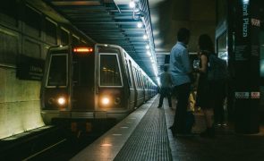 Homem cai na linha do metro e é salvo pela polícia mesmo no último instante [vídeo]