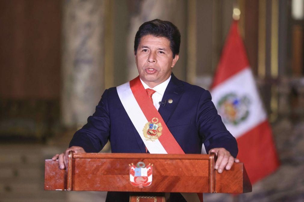 Presidente do Peru dissolve parlamento e cria 