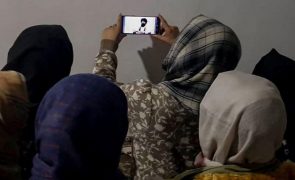 Três ONG suspendem operações no Afeganistão após proibição de mulheres