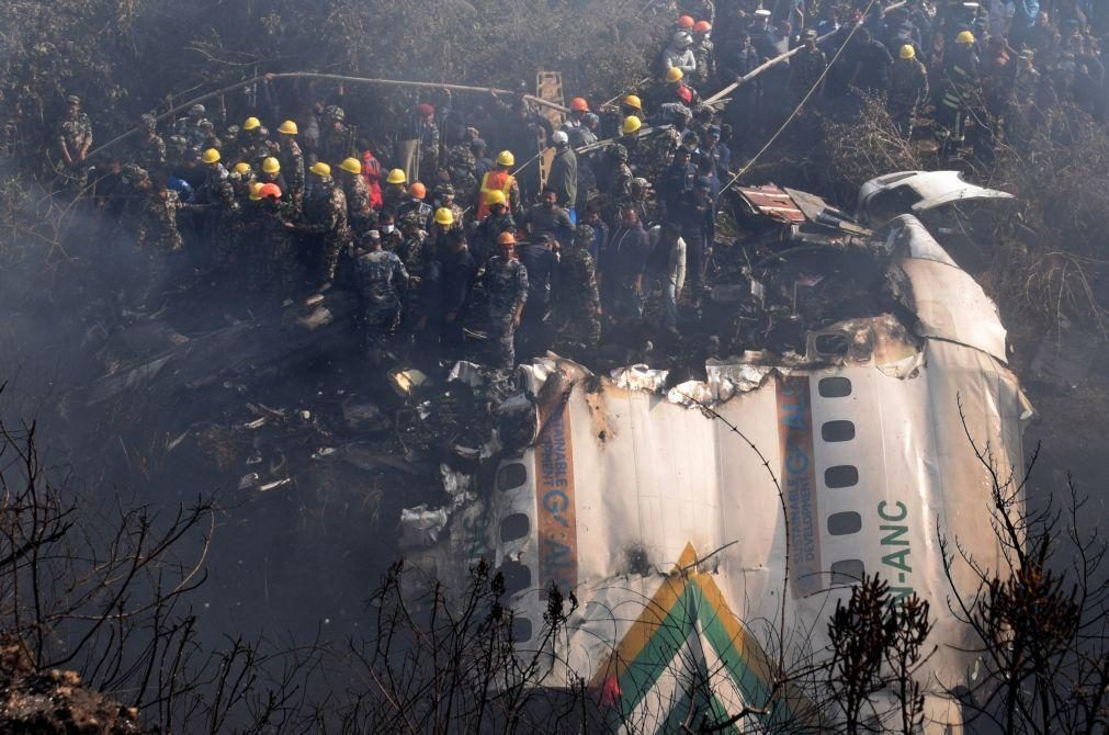 Recuperados caixas negras do avião que caiu no Nepal