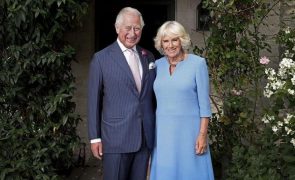 Carlos III - Mostra-se indignado com acusações de Harry a Camilla