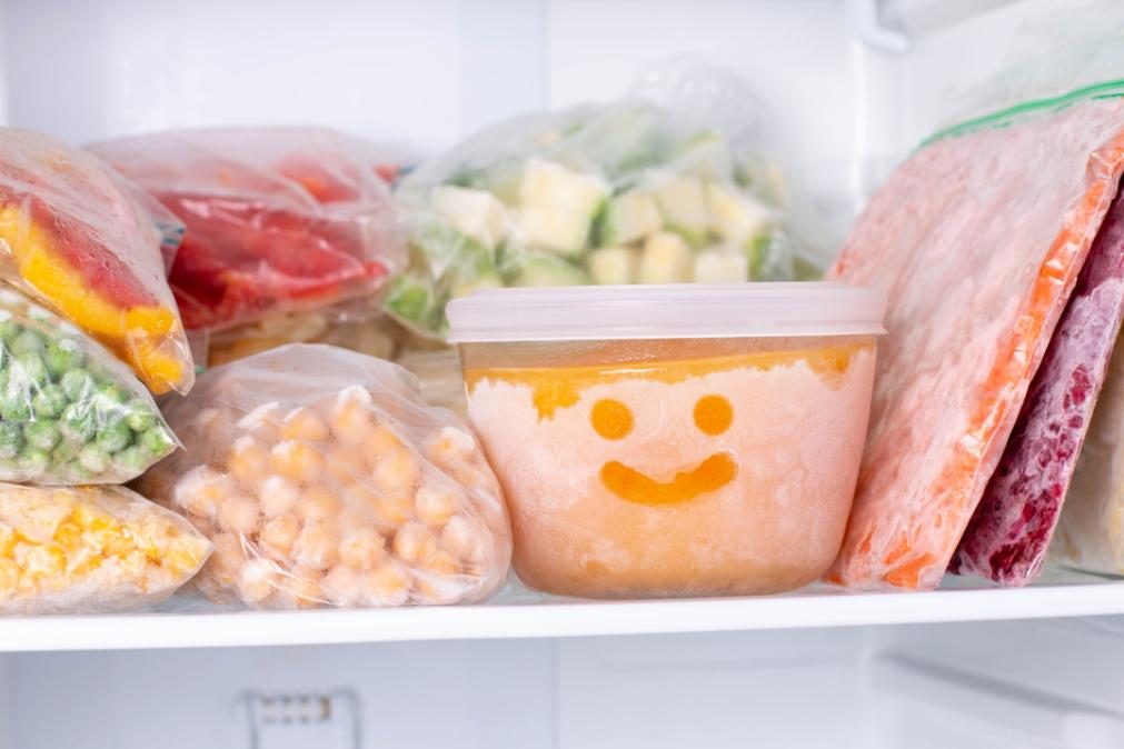 Dica para acabar com dívidas é muito simples de colocar em prática e passa pelo congelador