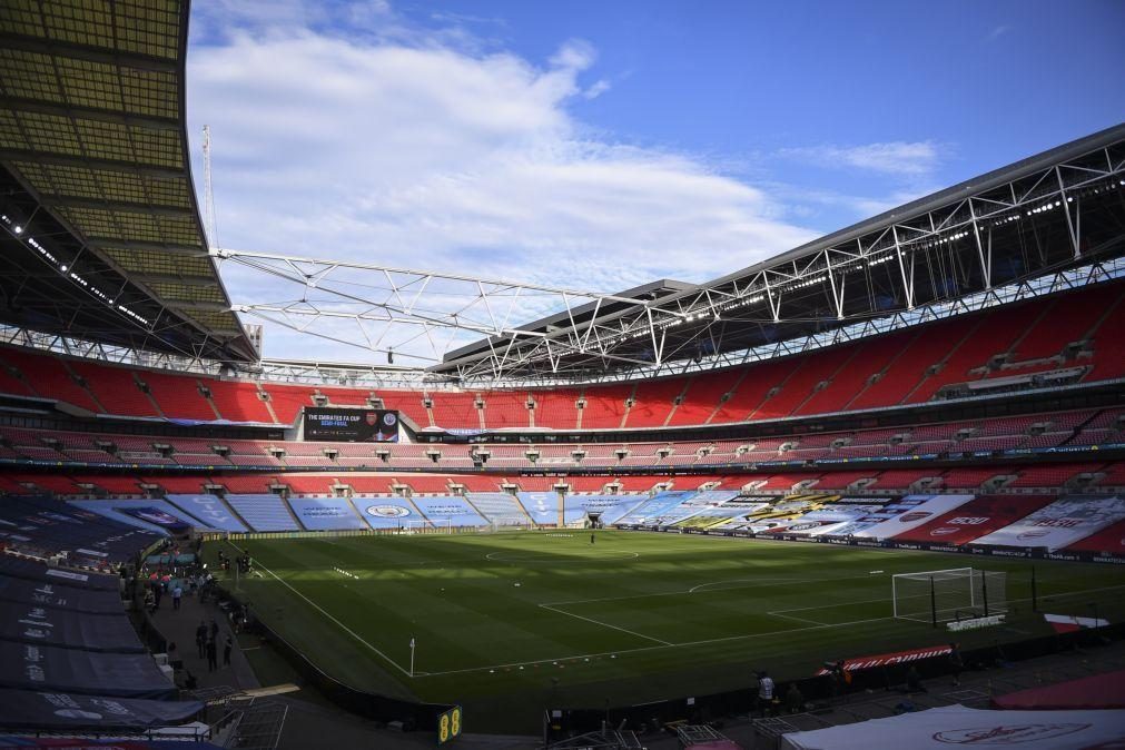 Final da Taça da Liga inglesa vai ter adeptos em pé