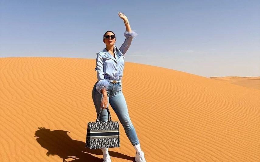 Georgina Rodriguez leva filhos ao deserto e posa com mala de quase 3 mil euros