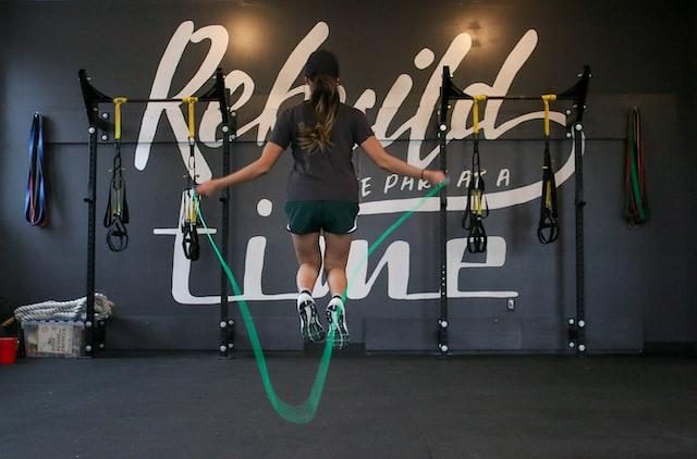 Saltar à corda melhora a resistência física e ainda ajuda a emagrecer