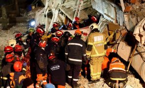 Resgatadas quatro pessoas na Turquia após 116 horas soterradas em escombros